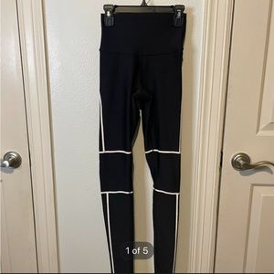Alo Yoga XS Black and White Accent Legging Half Time